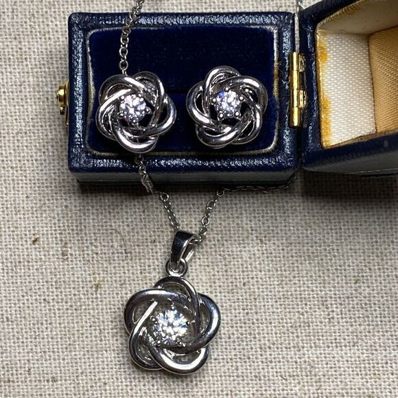 💛 Classic White Gold Plated CZ Rose Necklace & Earring Set - Picture 6 of 6